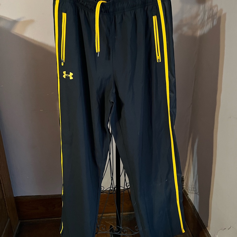 Athletic pants. Zipper pockets